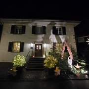 Aussenansicht des festlich beleuchteten Restaurants Gnadenthal
