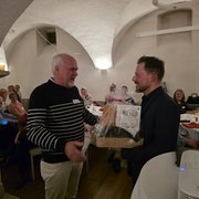 Unser Präsident überreicht Iwan Bruggmann als Gastgeschenk einen Lebensmittelkorb